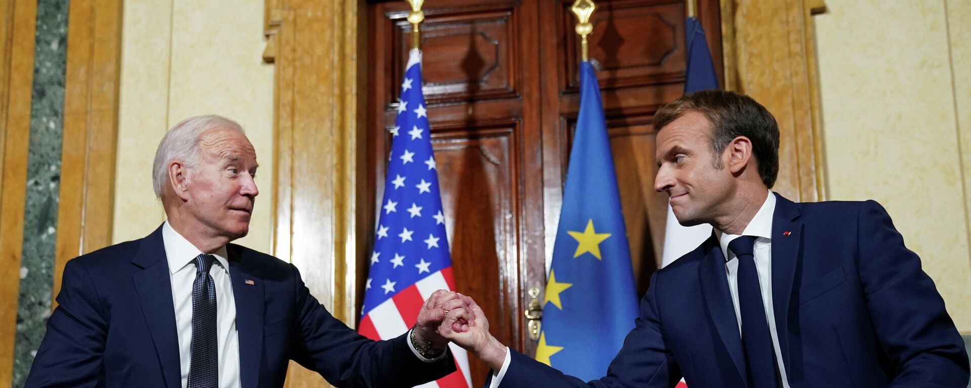 U.S. President Joe Biden meets with French President Emmanuel Macron ahead of the G20 summit in Rome, Italy October 29, 2021. - Sputnik International, 1920, 29.10.2021