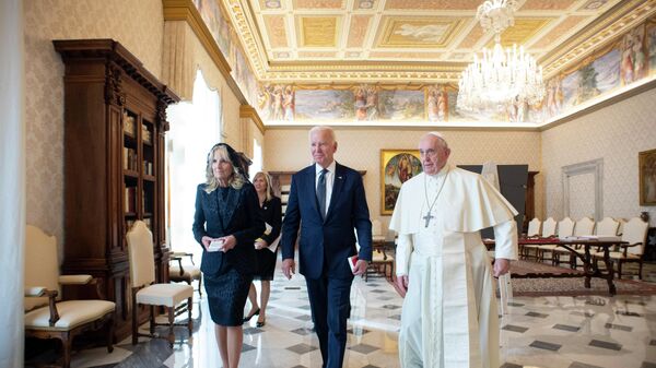 US President Joe Biden, first lady Jill Biden and Pope Francis walk as they meet at the Vatican, Friday, Oct. 29, 2021. - Sputnik International