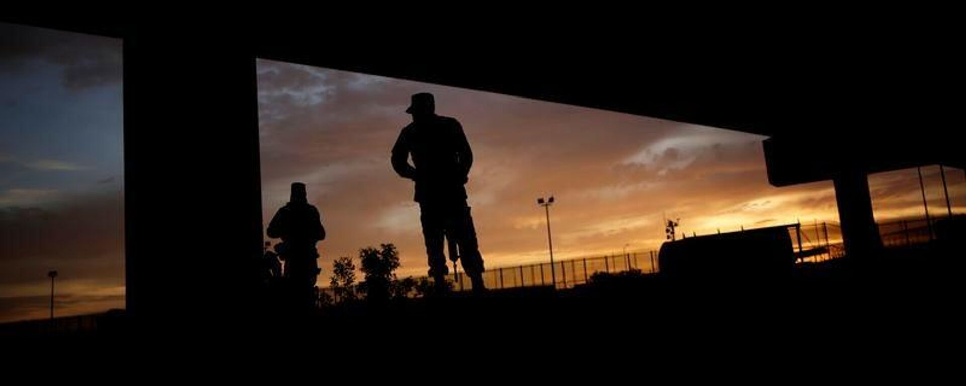 Members of the Mexican National Guard stand near the border fence between Mexico and the U.S. in Ciudad Juarez, Mexico July 6, 2019. REUTERS - Sputnik International, 1920, 03.11.2021