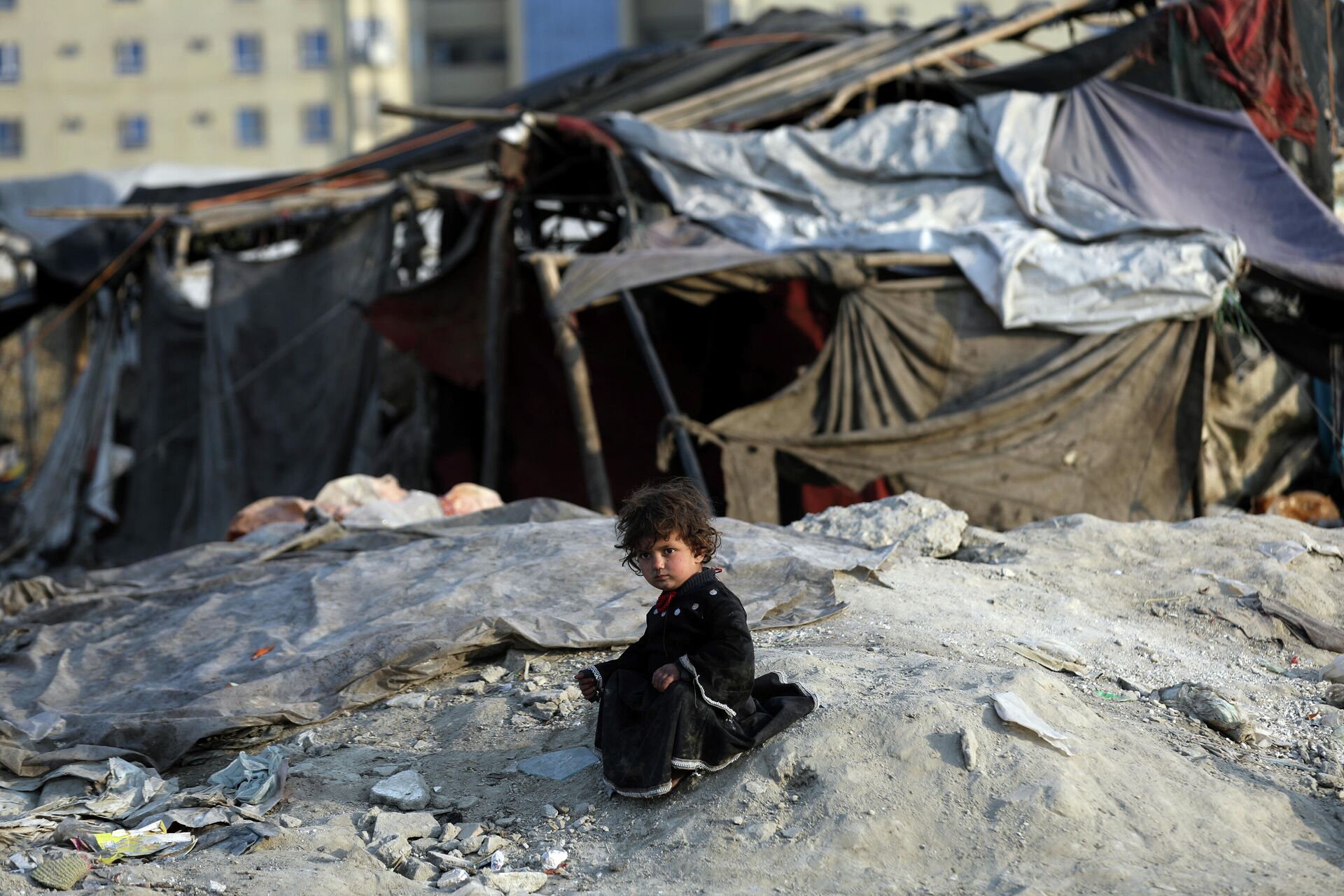 An internally displaced girl poses for photograph outside her temporary home in the city of Kabul, Afghanistan, Monday, Jan. 18, 2021. - Sputnik International, 1920, 11.12.2021