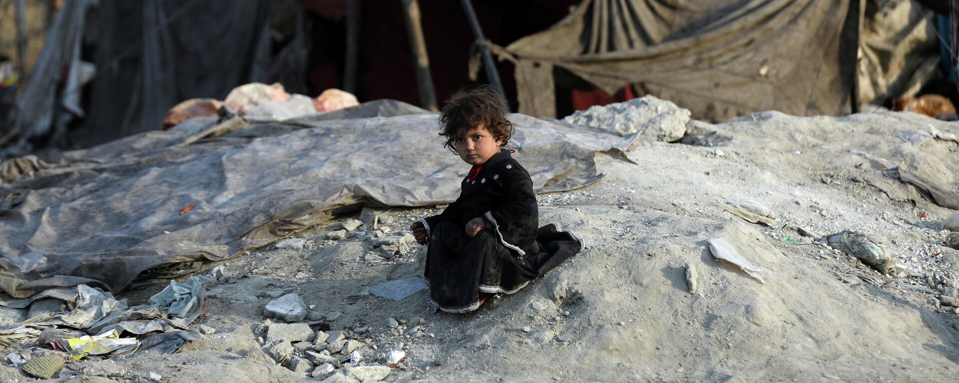 An internally displaced girl poses for photograph outside her temporary home in the city of Kabul, Afghanistan, Monday, Jan. 18, 2021. - Sputnik International, 1920, 02.12.2021