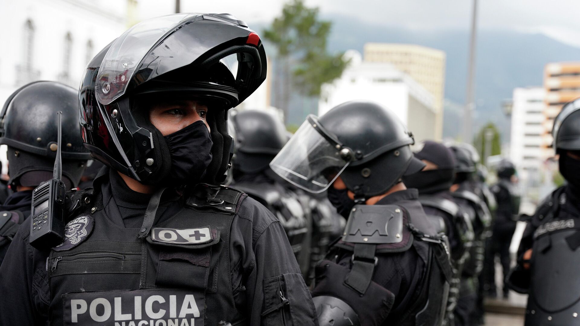 A Police officer stands guard during Ecuadorean unions members' march against labor reforms proposed by president Guillermo Lasso in Quito, Ecuador October 20, 2021. - Sputnik International, 1920, 30.10.2021
