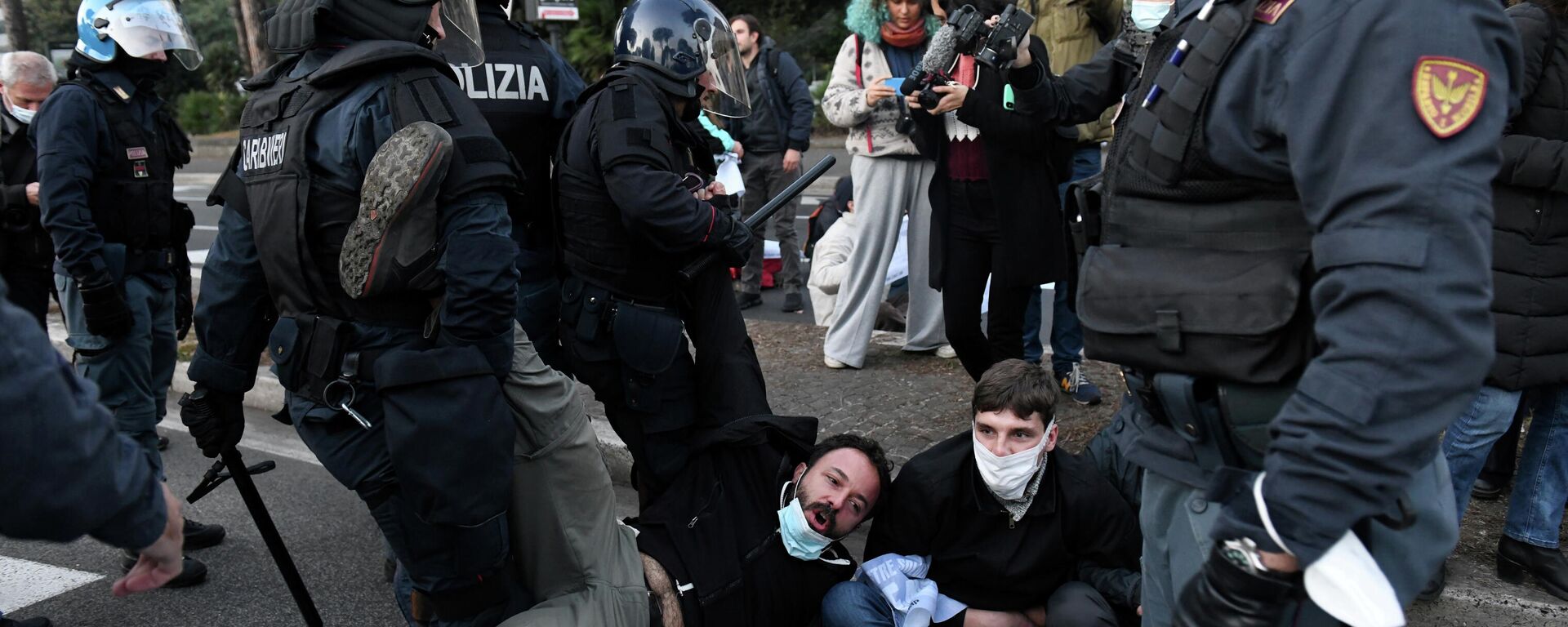 Carabinieri police carry away an Extinction Rebellion activist as the demonstrators block a road near the Ministry of Ecological Transition during the G20 leaders summit in Rome - Sputnik International, 1920, 30.10.2021