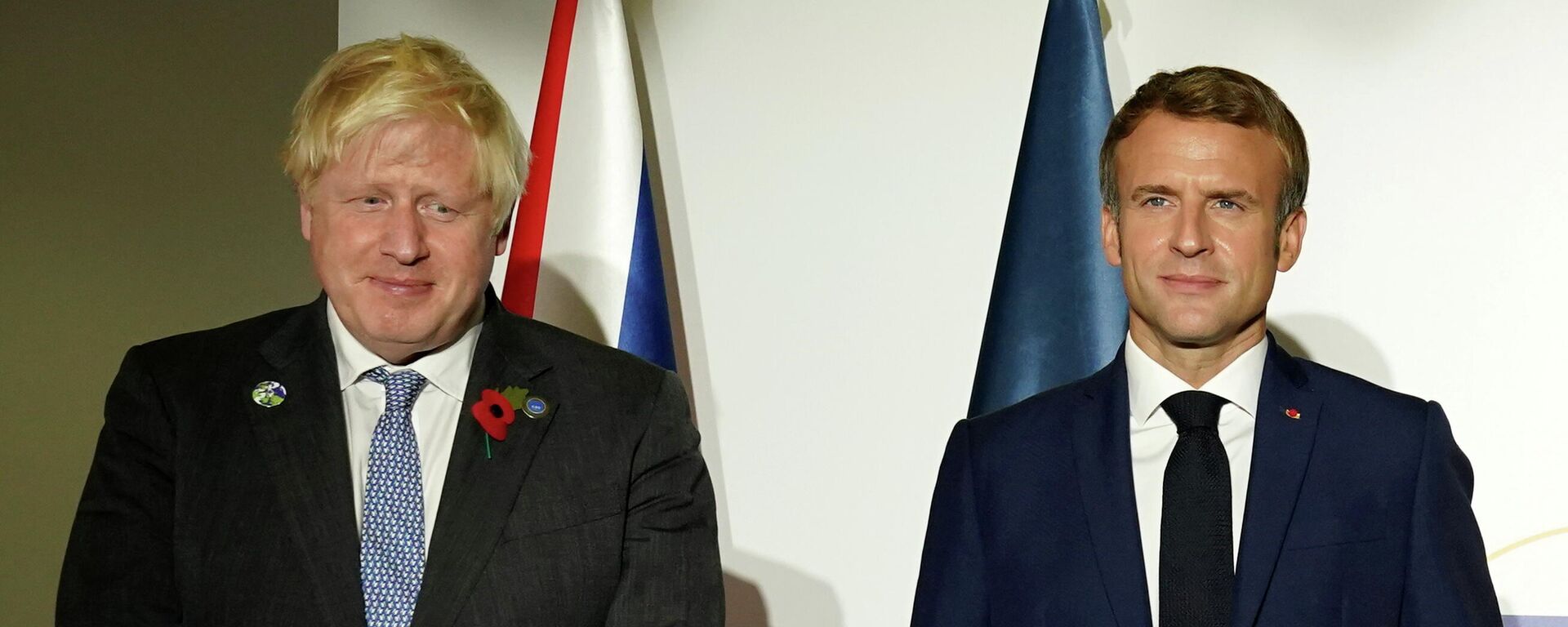 Britain's Prime Minister Boris Johnson and France's President Emmanuel Macron pose for a photo during their meeting with U.S. President Joe Biden and Germany's Chancellor Angela Merkel to discuss Iran's nuclear program, on the sidelines of the G20 leaders' summit in Rome, Italy October 30, 2021. - Sputnik International, 1920, 13.11.2021