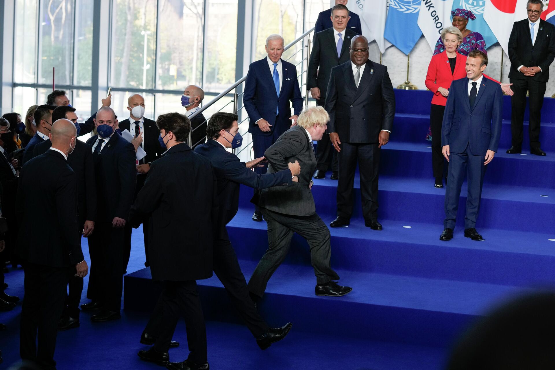 British Prime Minister Boris Johnson, center, is helped up the stage as he arrives late for the group photo if world leaders at the La Nuvola conference center for the G20 summit in Rome, Saturday, Oct. 30, 2021.  - Sputnik International, 1920, 30.10.2021