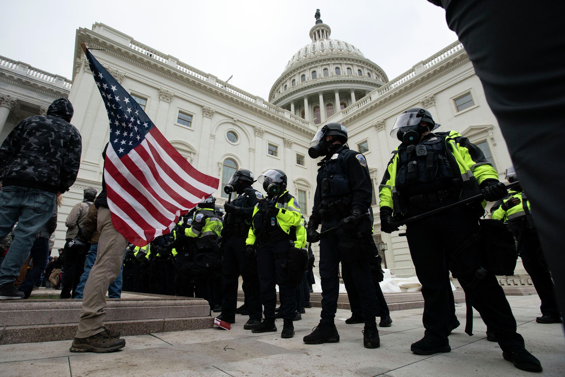 U.S. Capitol Police officers push back rioters who were trying to break into the U.S. Capitol on Jan. 6, 2021, in Washington. - Sputnik International, 1920, 15.11.2021