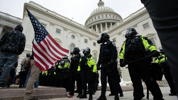 U.S. Capitol Police officers push back rioters who were trying to break into the U.S. Capitol on Jan. 6, 2021, in Washington. - Sputnik International