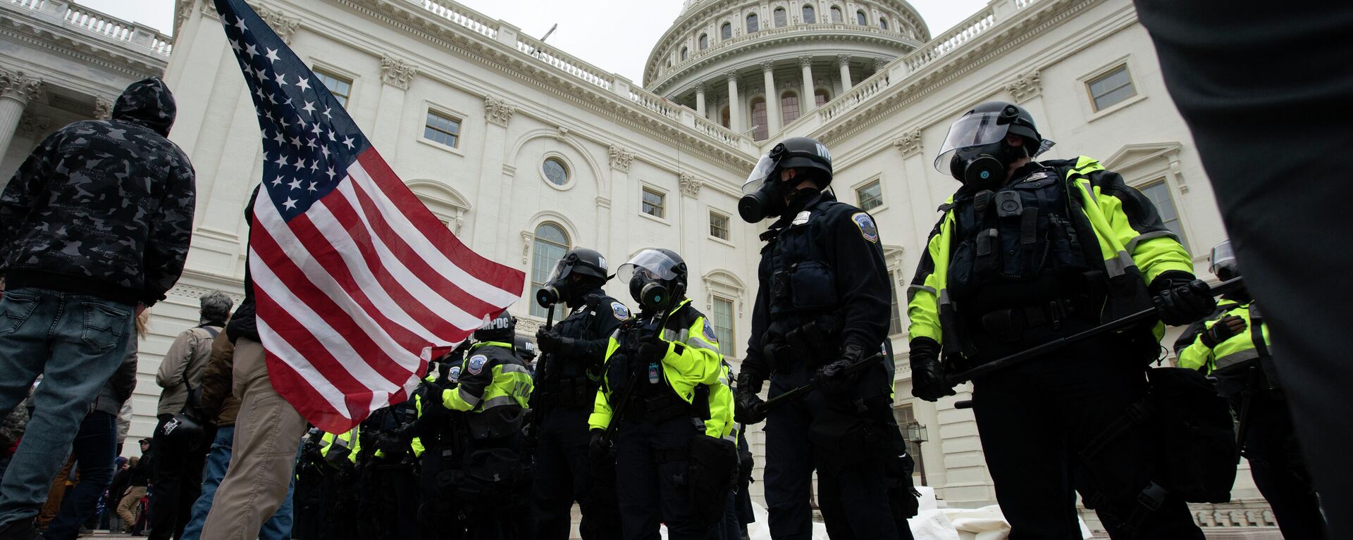 U.S. Capitol Police officers push back rioters who were trying to break into the U.S. Capitol on Jan. 6, 2021, in Washington. - Sputnik International, 1920, 03.01.2022