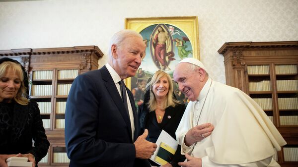 Pope Francis meets U.S. President Joe Biden and first lady Jill Biden at the Vatican, October 29, 2021. - Sputnik International