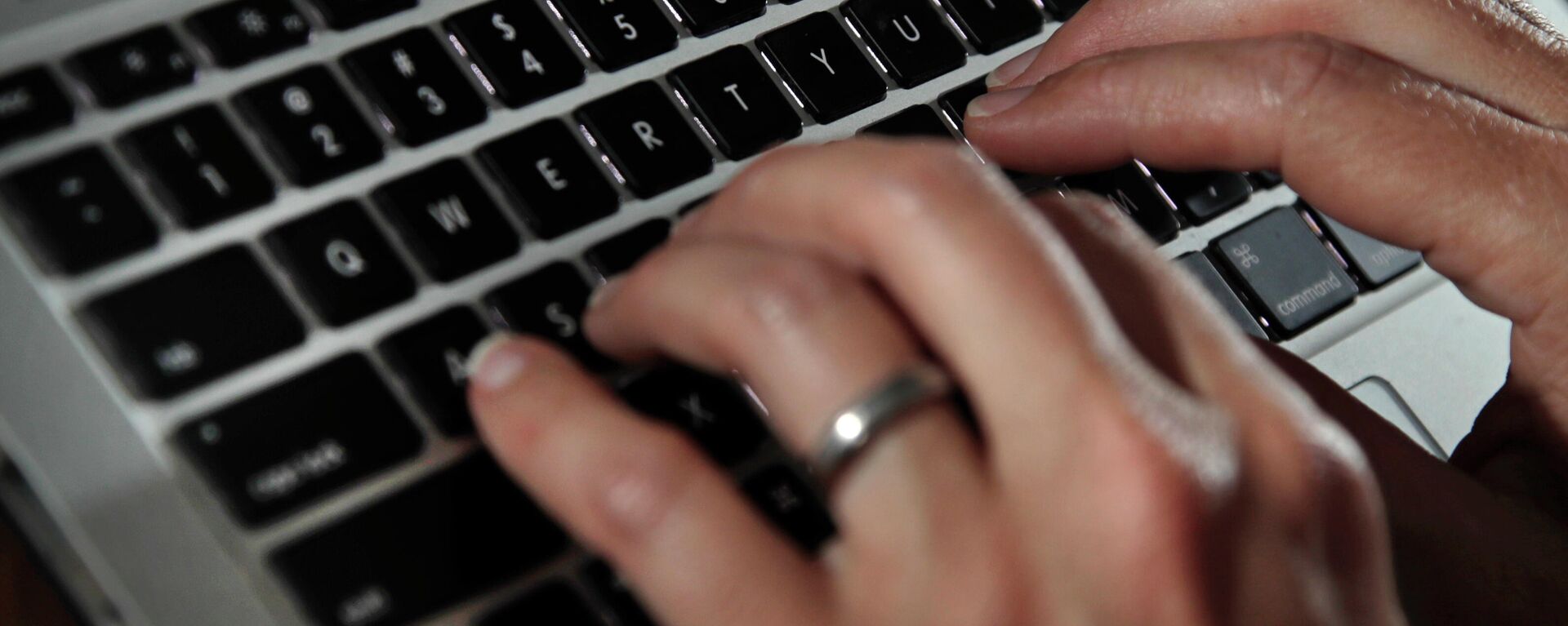 In this June 19, 2017, file photo, a person types on a laptop keyboard in North Andover, Mass. - Sputnik International, 1920, 28.03.2022