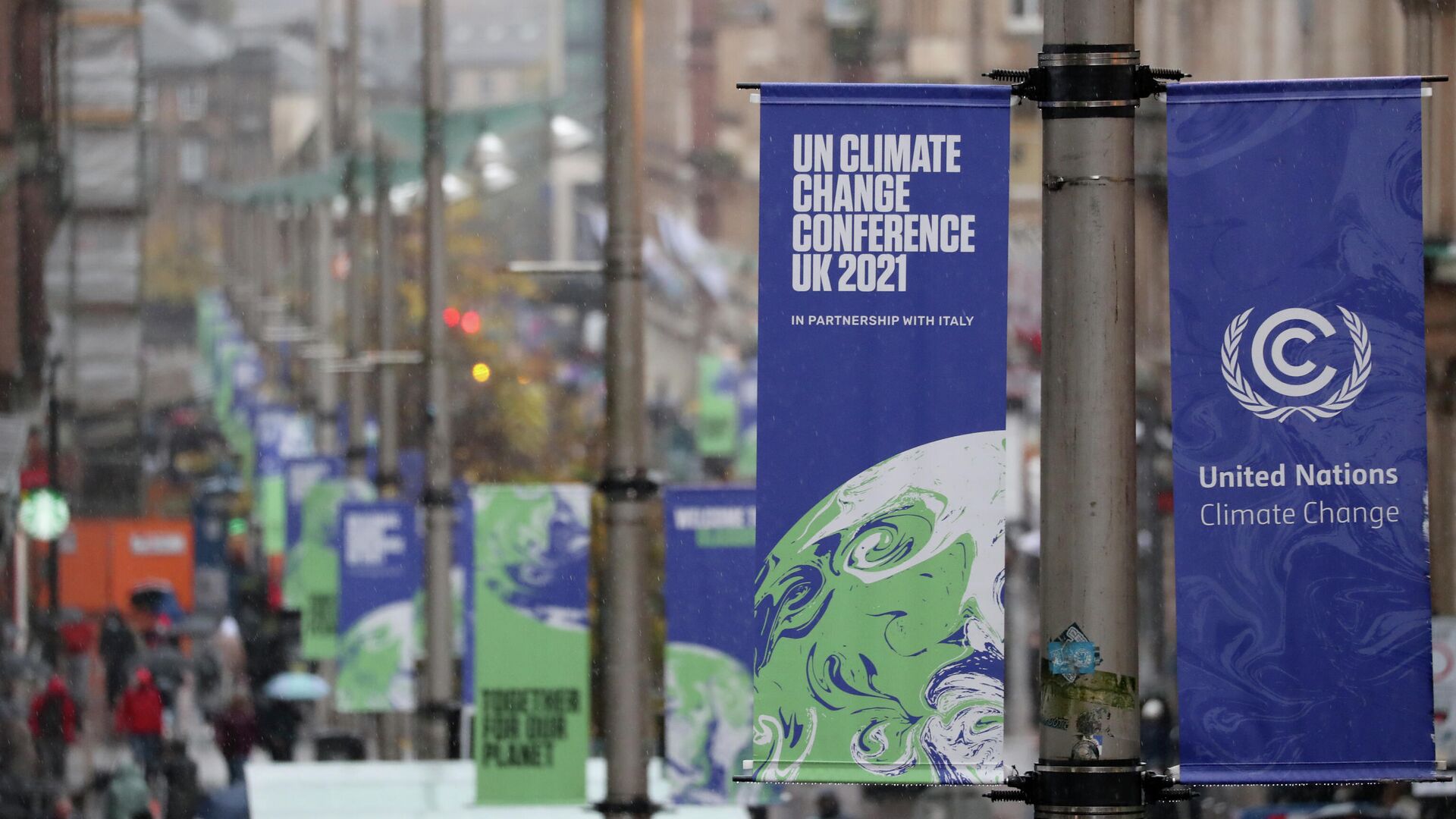 The view of banners displayed in central Glasgow, Scotland, Friday, Oct. 29, 2021. The U.N. climate conference COP26 starts Sunday in Glasgow.  - Sputnik International, 1920, 03.11.2021