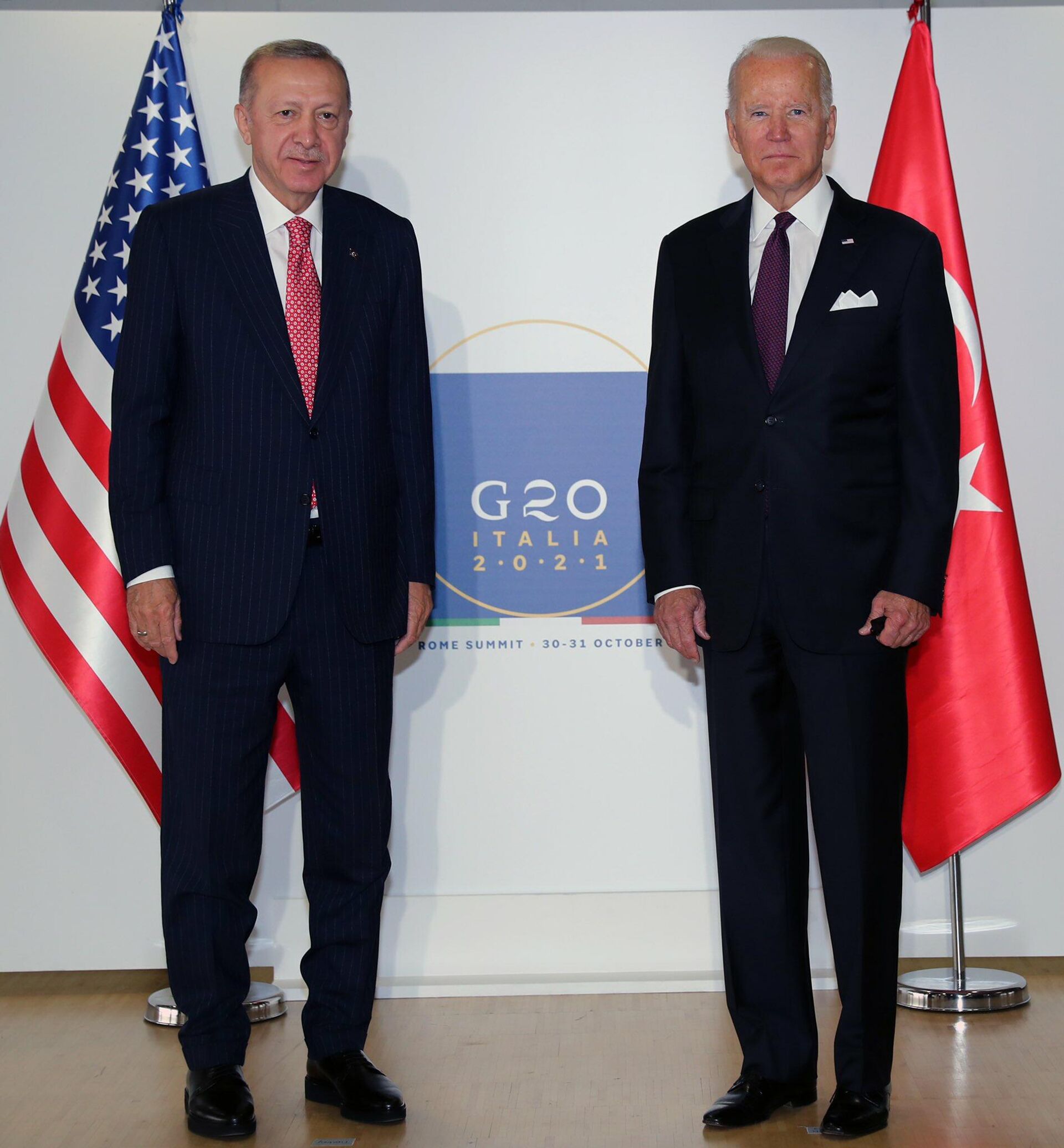 Turkish President Recep Tayyip Erdogan and US President Joe Biden meet on the sidelines of the G20 Summit in Rome, Saturday 31 October, 2021. - Sputnik International, 1920, 24.11.2021