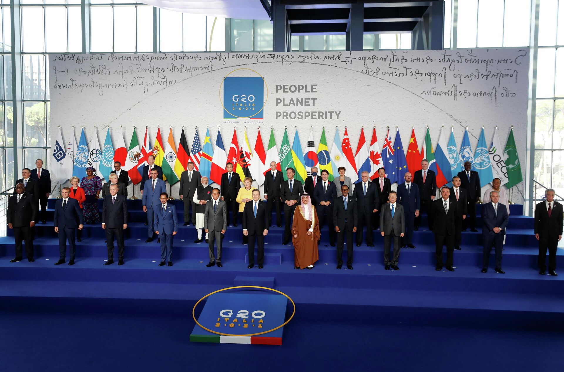 G20 state leaders pose during a family photo session at the start of the G20 summit in Rome, Italy, October 30, 2021. - Sputnik International, 1920, 01.11.2021