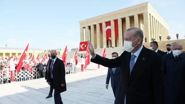 Turkish President Tayyip Erdogan greets his supporters as he attends a Republic Day ceremony at Anitkabir, the mausoleum of modern Turkey's founder Ataturk, to mark the republic's anniversary in Ankara, Turkey, October 29, 2021. - Sputnik International