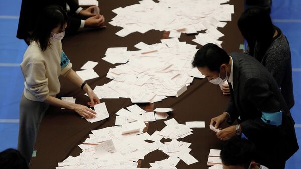 Election officers count votes at a ballot counting centre for Japan's lower house election in Tokyo, Japan October 31, 2021 - Sputnik International