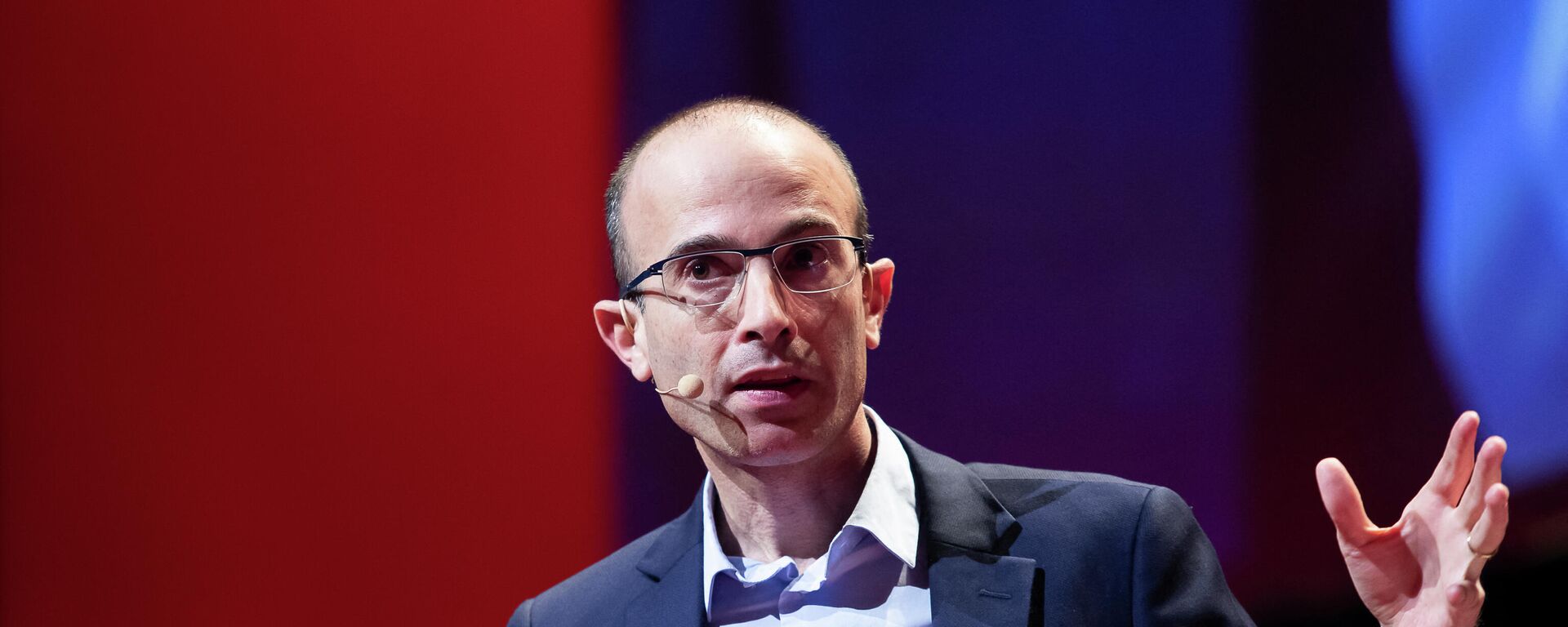 Israeli author, historian and professor Yuval Noah Harari addresses after received a 'Doctor Honoris Causa' from the VUB University before a reading in Antwerp, on January 27, 2020. - Sputnik International, 1920, 01.11.2021