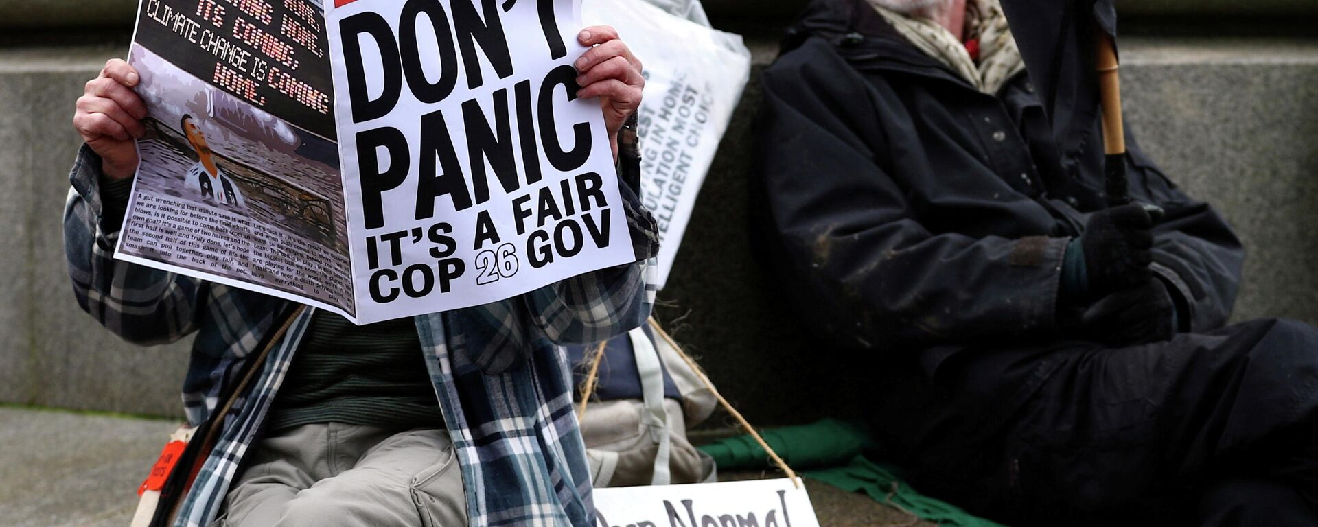 Climate activists sit in George Square ahead of the UN Climate Change Conference (COP26) in Glasgow, Scotland, Britain, October 31, 2021. REUTERS/Hannah McKay     TPX IMAGES OF THE DAY - Sputnik International, 1920, 01.11.2021