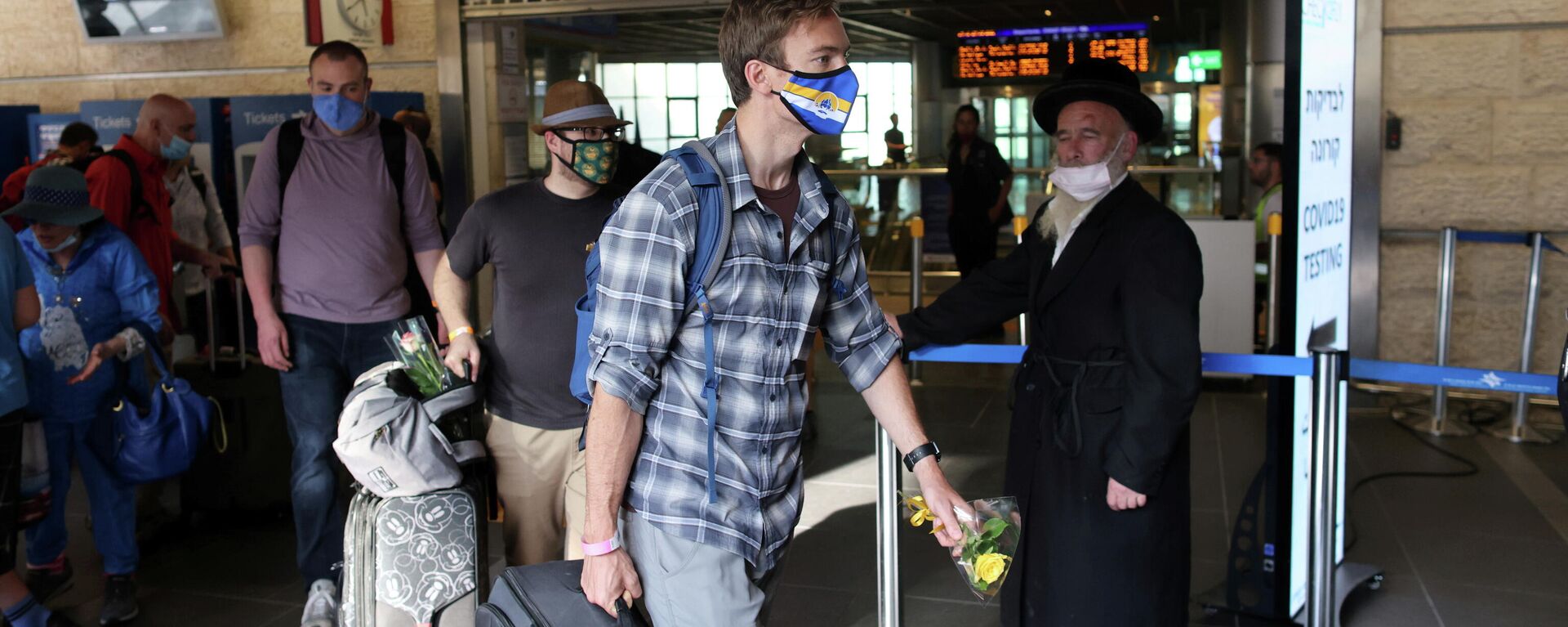 Tourists walk at the Ben Gurion International Airport after entering Israel by plane, as coronavirus disease (COVID-19) restrictions ease, in Lod, near Tel Aviv, Israel, May 27, 2021 - Sputnik International, 1920, 08.11.2021