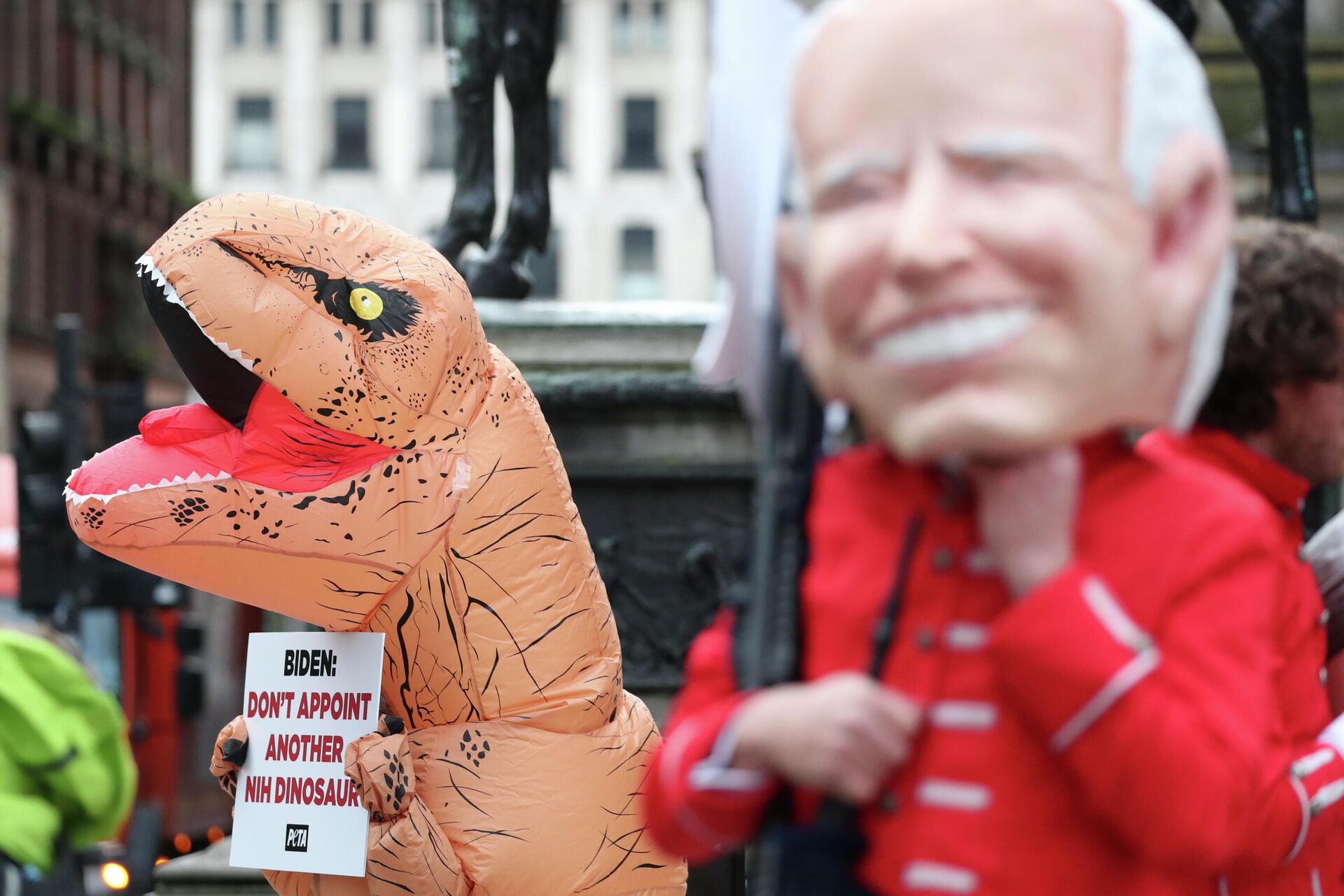A protester from PETA gatecrashes a protest of the Oxfam 'Big Head' caricatures featuring US President Joe Biden protesting on the fringes of the COP26 U.N. Climate Summit in Glasgow, Scotland, Monday, Nov. 1, 2021. - Sputnik International, 1920, 01.11.2021