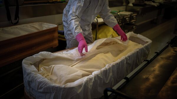 A mortuary worker prepares a body - Sputnik International
