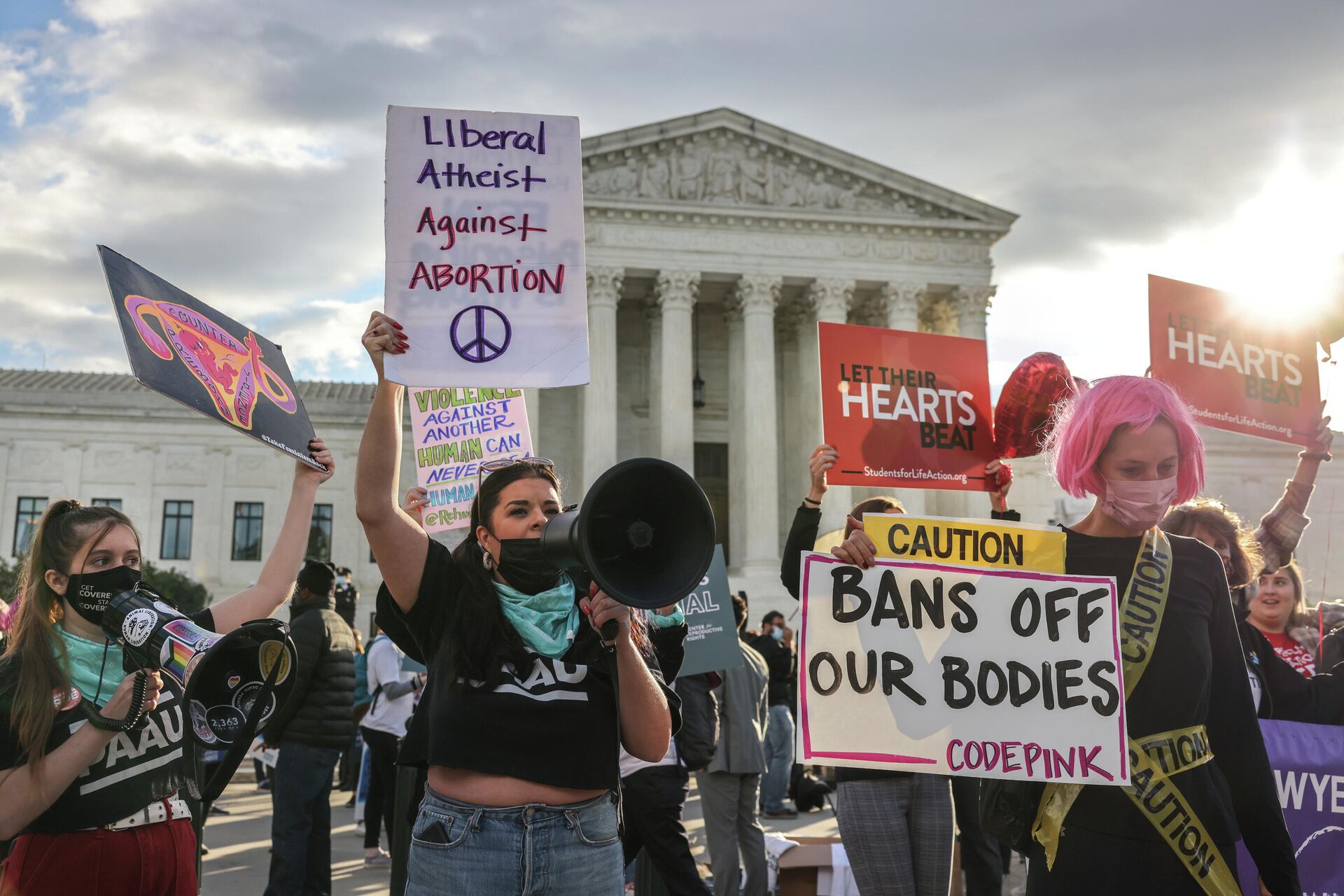 Pro-choice and anti-abortion both demonstrate outside the United States Supreme Court as the court hears arguments over a challenge to a Texas law that bans abortion after six weeks in Washington, U.S., November 1, 2021. - Sputnik International, 1920, 01.12.2021