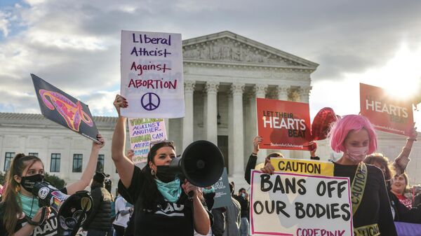 Pro-choice and anti-abortion both demonstrate outside the United States Supreme Court as the court hears arguments over a challenge to a Texas law that bans abortion after six weeks in Washington, U.S., November 1, 2021. - Sputnik International