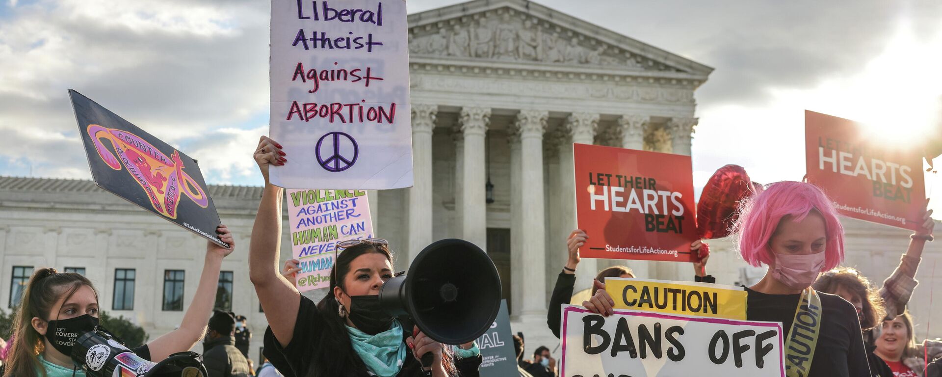 Pro-choice and anti-abortion both demonstrate outside the United States Supreme Court as the court hears arguments over a challenge to a Texas law that bans abortion after six weeks in Washington, U.S., November 1, 2021. - Sputnik International, 1920, 01.11.2021