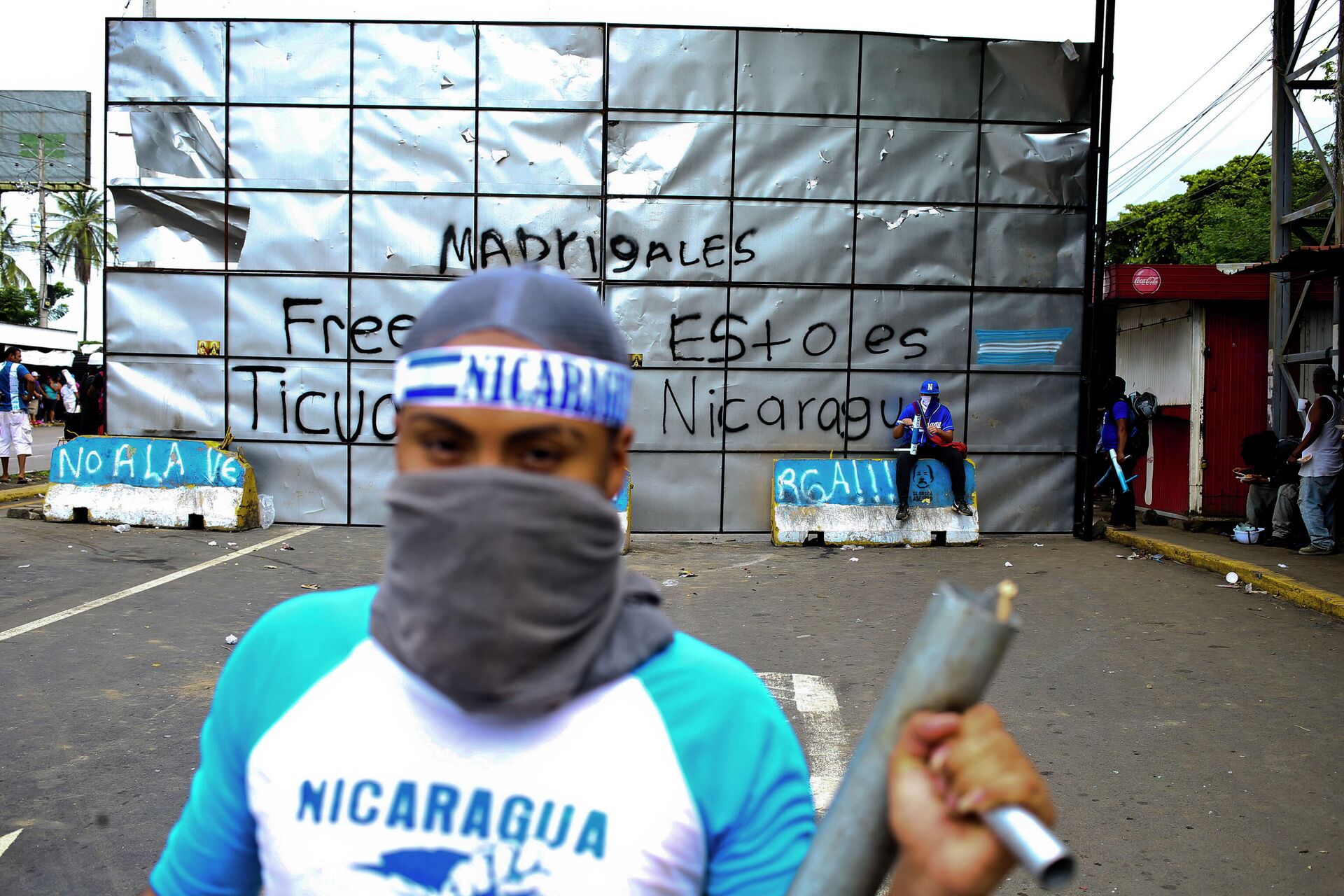 In this June 6, 2018 photo, an anti-government protester poses for a picture holding a homemade mortar at a roadblock set up by protesters in Ticuantepe, Nicaragua. How Nicaragua emerges from its political crisis will likely depend on the willingness of anti-government students to continue confronting President Daniel Ortega's government. - Sputnik International, 1920, 04.11.2021