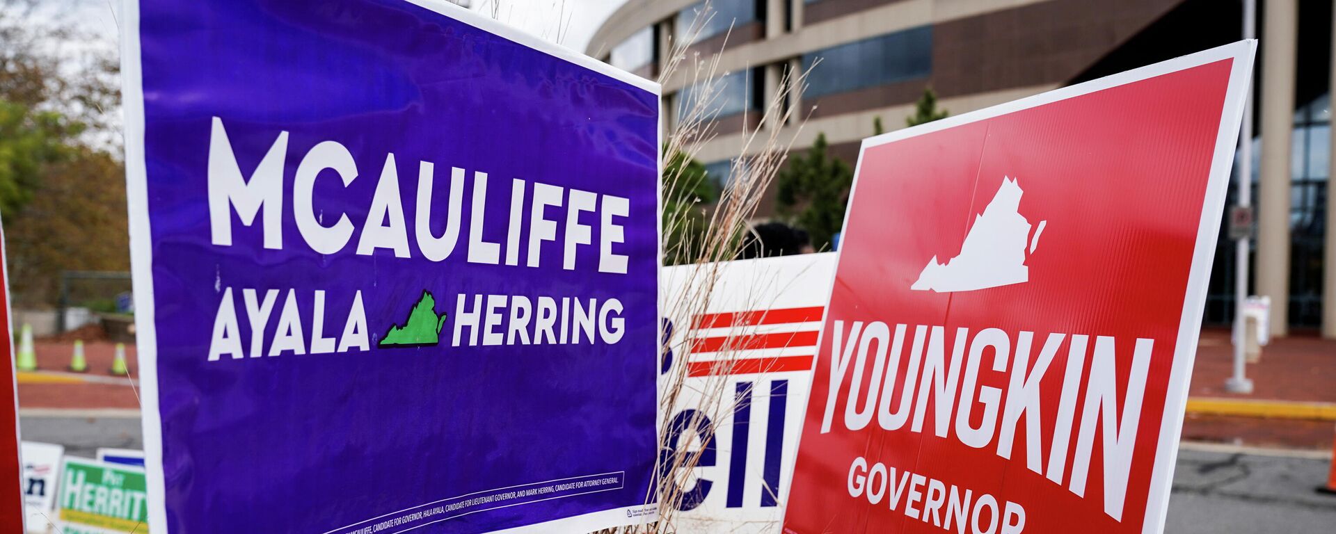 Campaign signs for Democrat Terry McAuliffe and Republican Glenn Youngkin stand together on the last day of early voting in the Virginia gubernatorial election in Fairfax, Virginia, U.S., October 30, 2021.   - Sputnik International, 1920, 02.11.2021