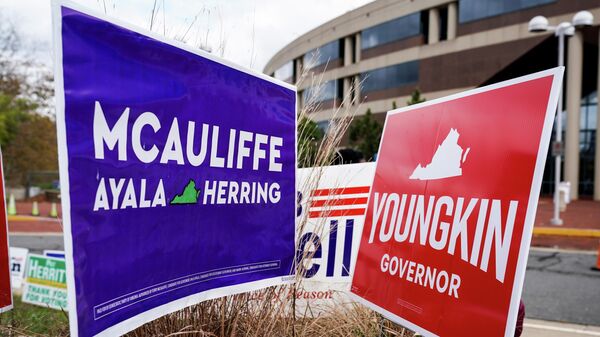 Campaign signs for Democrat Terry McAuliffe and Republican Glenn Youngkin stand together on the last day of early voting in the Virginia gubernatorial election in Fairfax, Virginia, U.S., October 30, 2021.   - Sputnik International