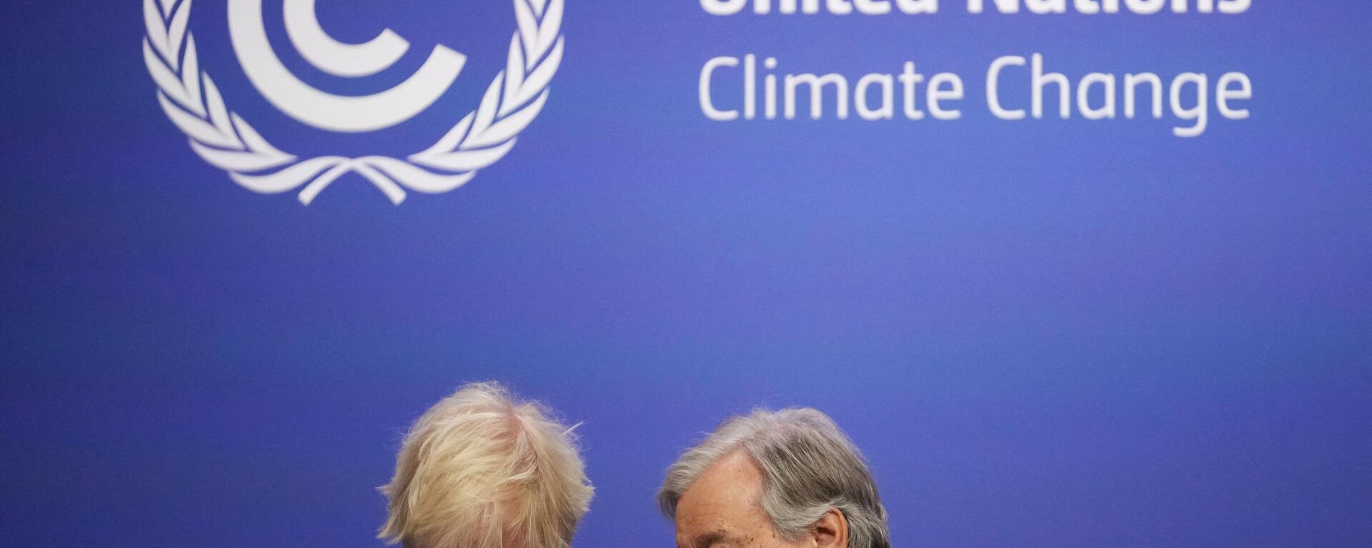 Britain's Prime Minister Boris Johnson (L) talks with United Nations (UN) Secretary General Antonio Guterres as they wait to greet leaders at the COP26 UN Climate Change Conference in Glasgow, Scotland on November 1, 2021. - Sputnik International, 1920, 02.11.2021
