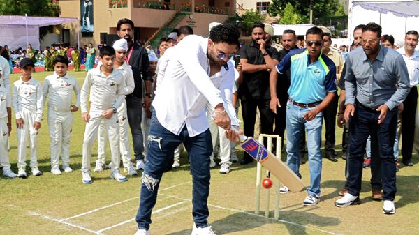 Indian Cricketer Yuvraj Singh (C) plays a shot during opening of the Yuvraj Singh Center of Excellence - Cricket Academy at the Holy Heart school in Amritsar on October 11, 2019. (Photo by NARINDER NANU / AFP) - Sputnik International