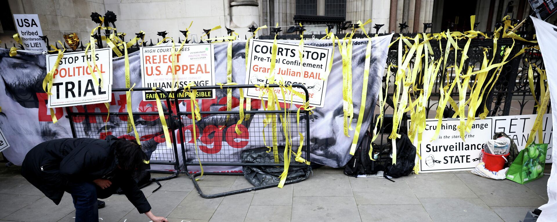 A person writes on the pavement during a protest of Wikileaks founder Julian Assange's supporters outside the Royal Courts of Justice in London, Britain, October 28, 2021 - Sputnik International, 1920, 02.11.2021