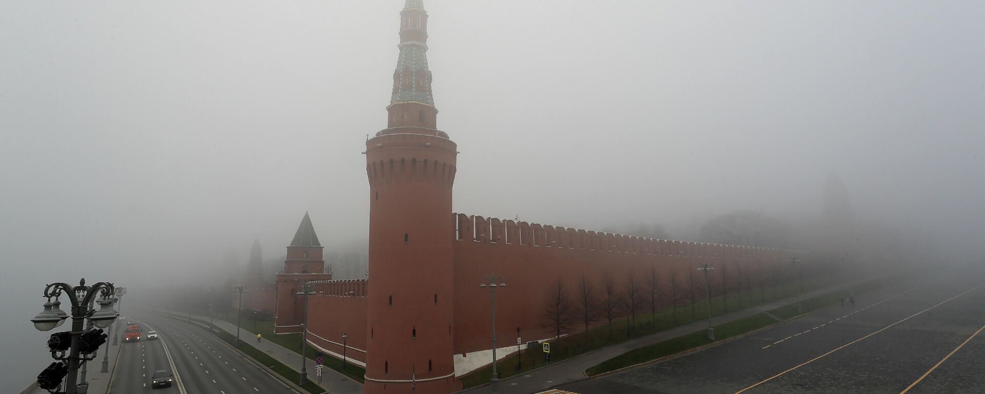 The Kremlin covered in dense fog - Sputnik International, 1920, 25.11.2021