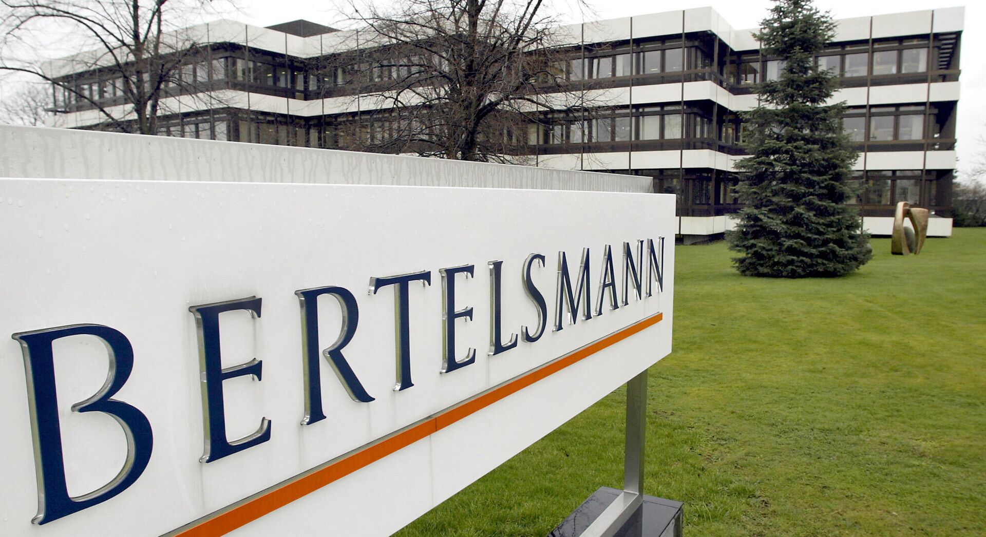 This March 13, 2003 file photo shows an outside view of the German media giant Bertelsmann in Guetersloh, Germany. Parent companies Bertelsmann and Pearson announced Monday, June 3, 2013, that the merger between Random House Inc. and Penguin Group has been cleared by anti-trust authorities in China, among the last countries to give approval. The new publishing house, Penguin Random House, will be 53 percent controlled by Bertelsmann and 47 percent by Pearson - Sputnik International, 1920, 02.11.2021