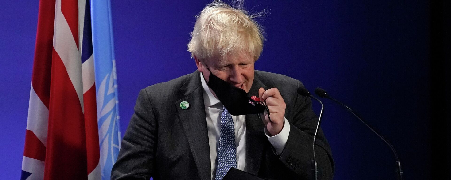 British Prime Minister Boris Johnson takes off his mask as he prepares to speak at the COP26 U.N. Climate Summit, in Glasgow, Scotland, Tuesday, Nov. 2, 2021 - Sputnik International, 1920, 03.11.2021