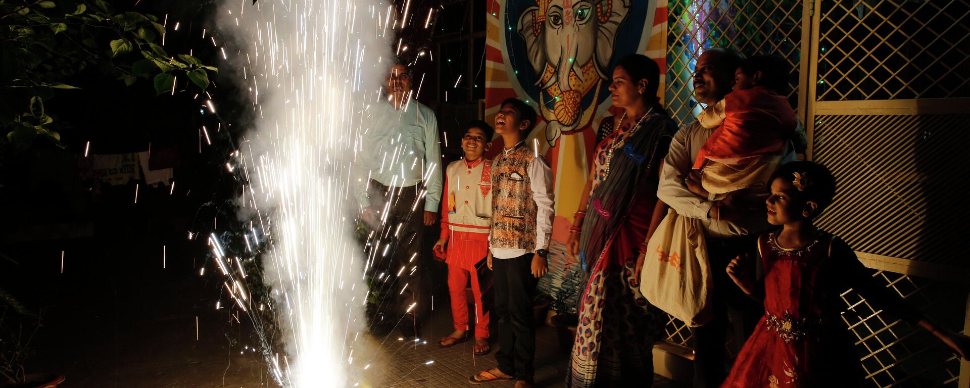People play with fireworks during Diwali, the festival of lights, in Prayagraj, India, Sunday, Oct. 27, 2019 - Sputnik International, 1920, 03.11.2021