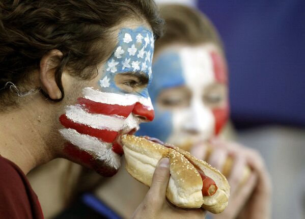 French and US fans eat hot dogs during the Pool B Rugby World Cup match between France and the United States at the WIN Stadium in Wollongong, Australia on 31 October 2003. Coincidentally the Frankfurt sausage, also known as the Vienna or Strasburg sausage, celebrates its 200th anniversary this year, although this is debated. - Sputnik International