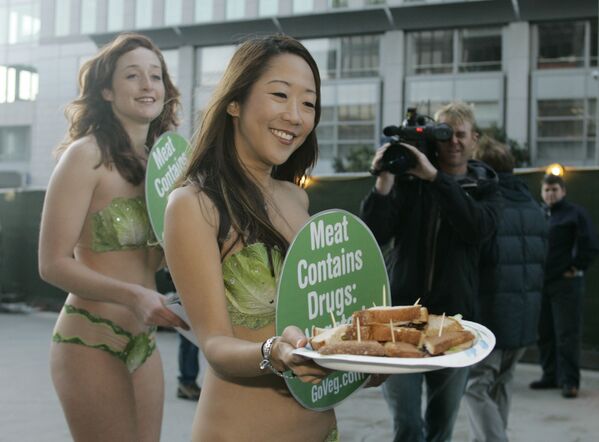 PETA &quot;Lettuce Ladies&quot; Christine Cho, right, and Nicole Matthews, left, hand out faux-turkey sandwiches while waiting for American baseball star, Barry Bonds, to arrive at the Phillip Burton Federal Building for his first public appearance after his indictment on four counts of perjury and one charge of obstruction of justice in San Francisco on Friday, 7 December 2007. - Sputnik International