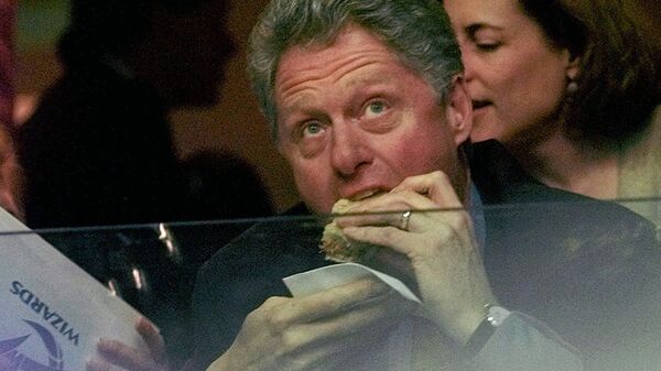 Президент Клинтон ест бутерброд в начале игры в новом Центре MCI, Колумбия - Sputnik International