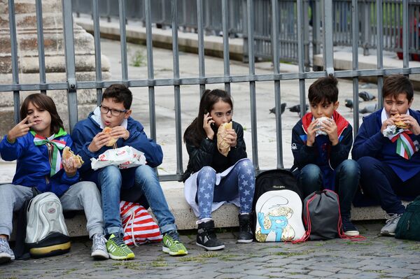 Even in such a culinary nirvana as Italy the sandwich has gained a foothold as can be seen by these children eating sandwiches at Piazza del Colosseo in Rome. - Sputnik International