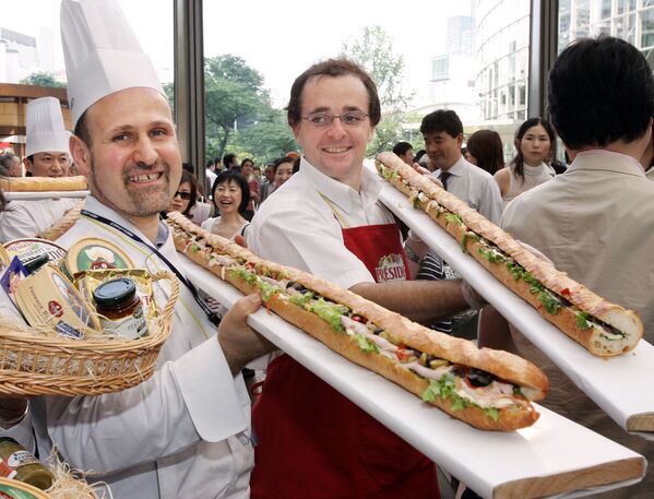 French chef Luc Doumenge (L) shows off a long baguette sandwich with his colleagues for a demonstration of the 12-metre sandwich to attract visitors for &#x27;A Day of Aperitif&#x27; in Tokyo, Japan on 1 June 2006. - Sputnik International