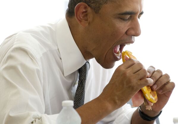 US President Barack Obama eats a &#x27;medianoche&#x27; sandwich while lunching at Kasalta Bakery during a visit to San Juan, Puerto Rico on 14 June 2011. - Sputnik International