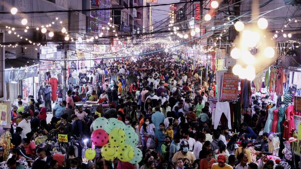 People shop at a crowded market ahead of Diwali, the Hindu festival of lights, during the ongoing coronavirus disease (COVID-19) pandemic, in New Delhi, October 31, 2021 - Sputnik International