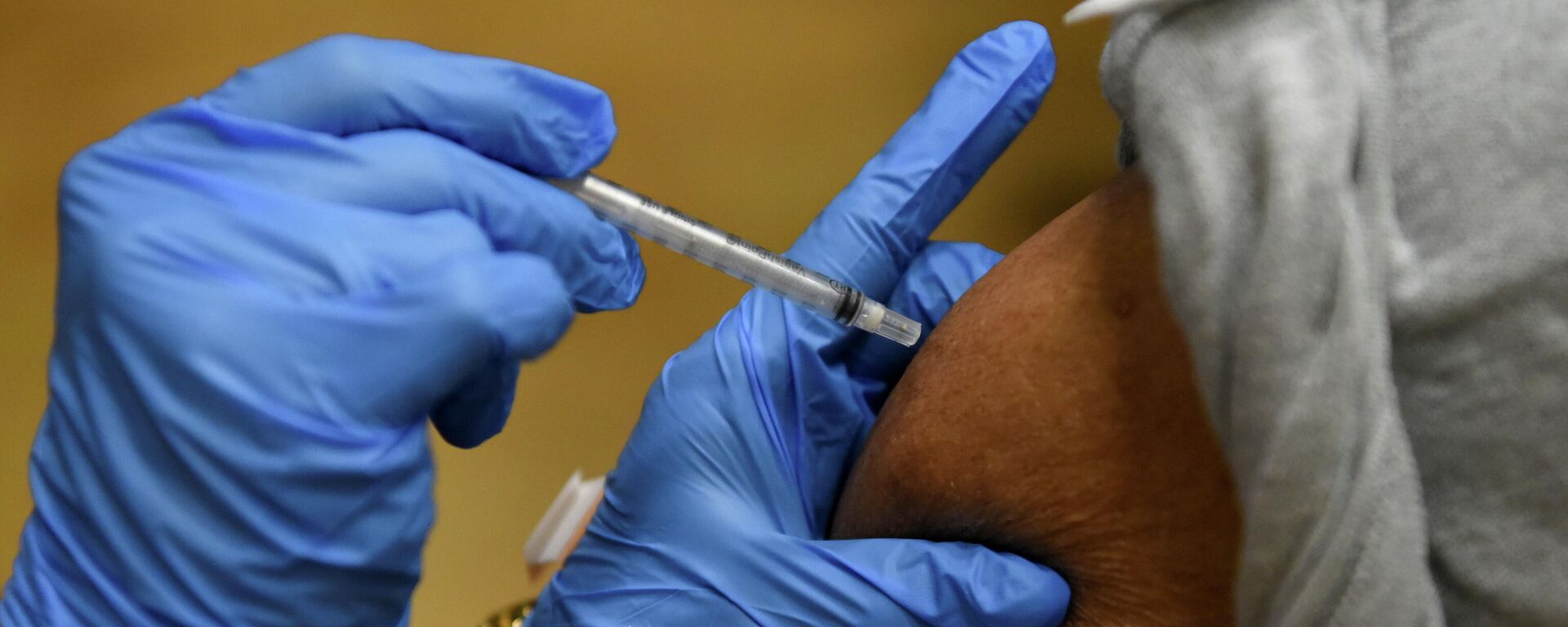 A person receives a vaccine for the coronavirus disease (COVID-19) following Republican Governor Greg Abbott's ban on COVID-19 vaccine mandates by any entity, including private employers, at Acres Home Multi-Service Center in Houston, Texas, U.S., October 13, 2021. - Sputnik International, 1920, 04.11.2021