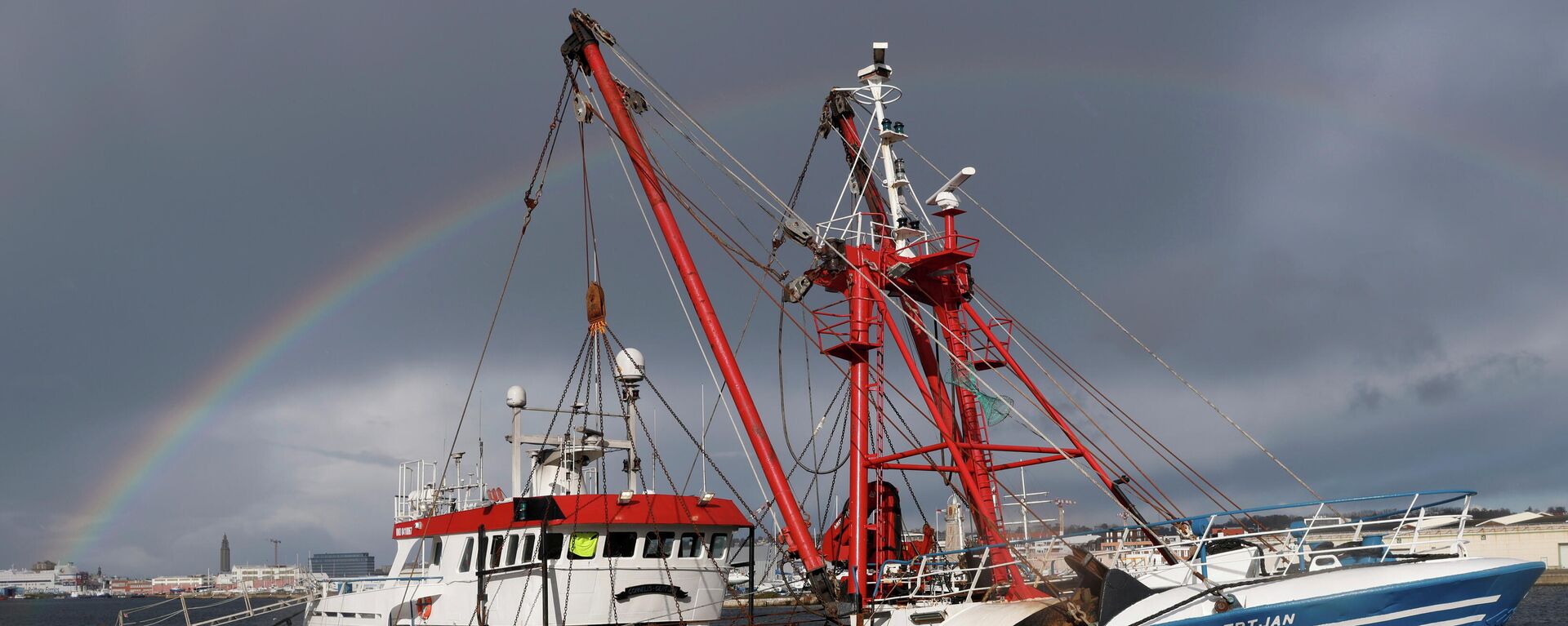 A rainbow appears as British trawler Cornelis Gert Jan is seen moored in the port of Le Havre, after being seized last week?fishing?in the French territorial waters without licence, in Le Havre, France, November 2, 2021 - Sputnik International, 1920, 04.11.2021