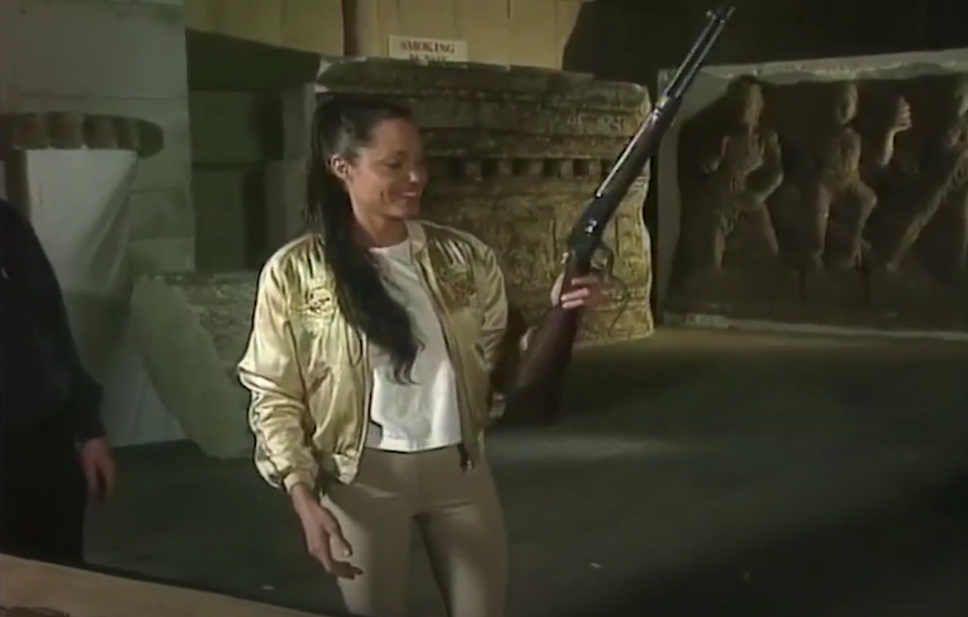 Actress Angelina Jolie holds a rifle during filming for a featurette on Lara Croft: Tomb Raider – The Cradle of Life. The 2003 film came as the sequel to Lara Croft: Tomb Raider (2001) and was directed by Jan de Bont.  - Sputnik International, 1920, 05.11.2021