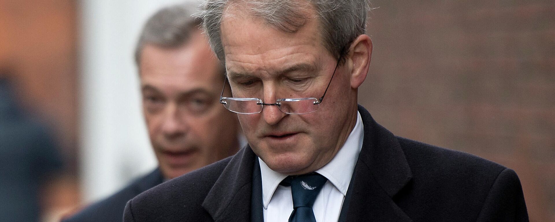 Conservative MP Owen Paterson (R) and former UK Independence Party (UKIP) leader Nigel Farage arrive for a press conference on the impact of Brexit on the fisheries industry in London on February 28, 2017 - Sputnik International, 1920, 05.11.2021