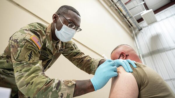 Preventative Medicine Services NCOIC Sergeant First Class Demetrius Roberson administers a COVID-19 vaccine to a soldier on September 9, 2021 in Fort Knox, Kentucky. The Pentagon, with the support of military leaders and U.S. President Joe Biden, mandated COVID-19 vaccination for all military service members in early September. The Pentagon stresses inoculation from COVID-19 and other diseases to avoid outbreaks from impeding the fighting force of the US Military. - Sputnik International