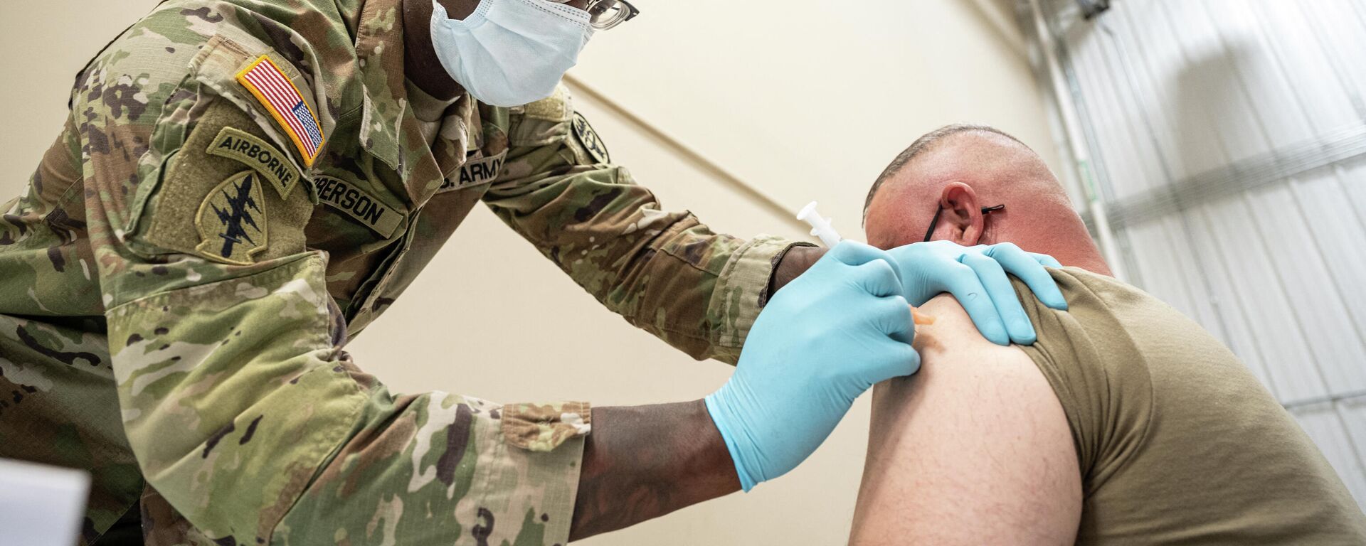 Preventative Medicine Services NCOIC Sergeant First Class Demetrius Roberson administers a COVID-19 vaccine to a soldier on September 9, 2021 in Fort Knox, Kentucky. The Pentagon, with the support of military leaders and U.S. President Joe Biden, mandated COVID-19 vaccination for all military service members in early September. The Pentagon stresses inoculation from COVID-19 and other diseases to avoid outbreaks from impeding the fighting force of the US Military. - Sputnik International, 1920, 13.11.2021